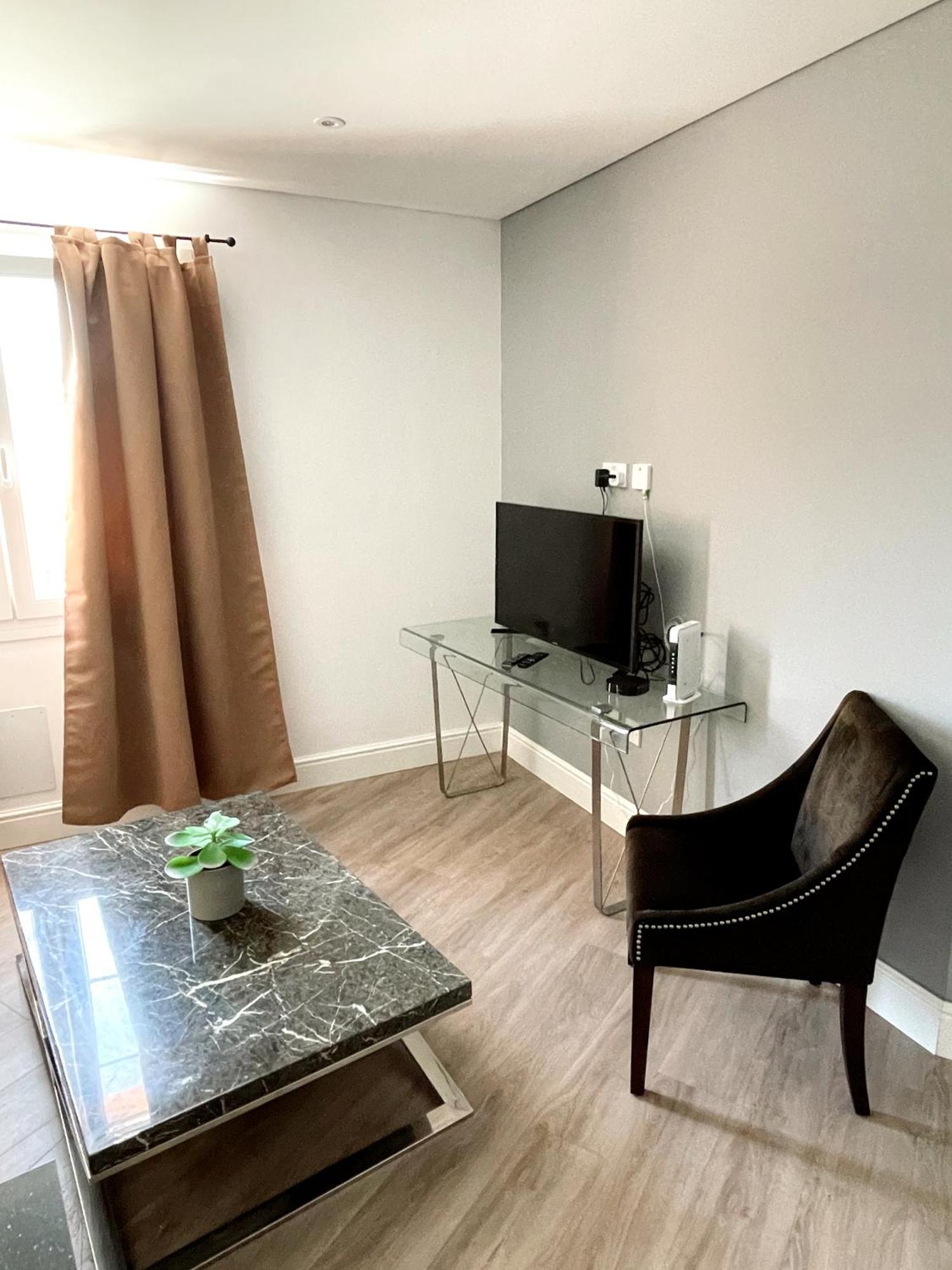 Deluxe City Centre Two Bedroom - Grand Central House Gibraltár Kültér fotó