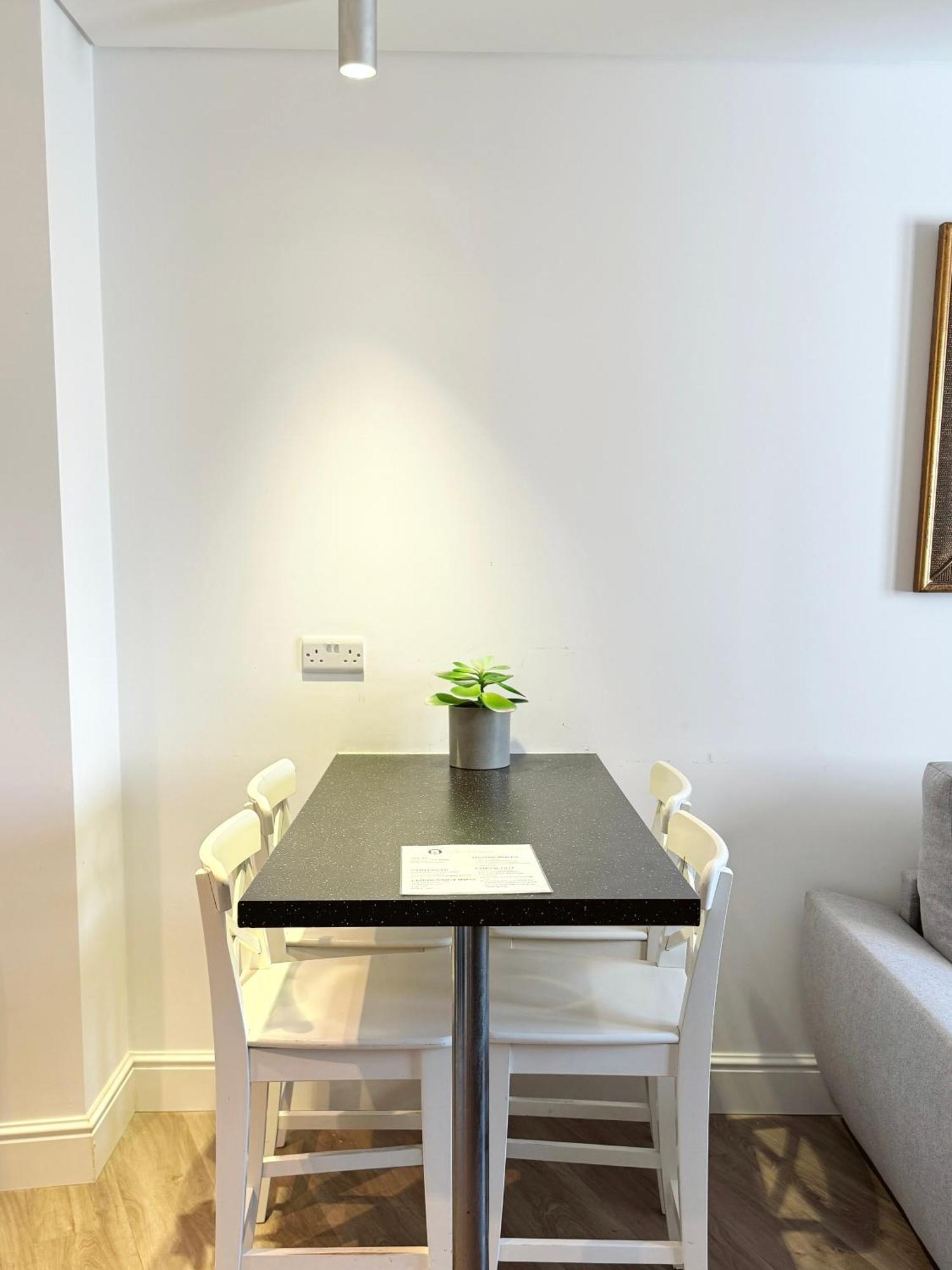 Deluxe City Centre Two Bedroom - Grand Central House Gibraltár Kültér fotó