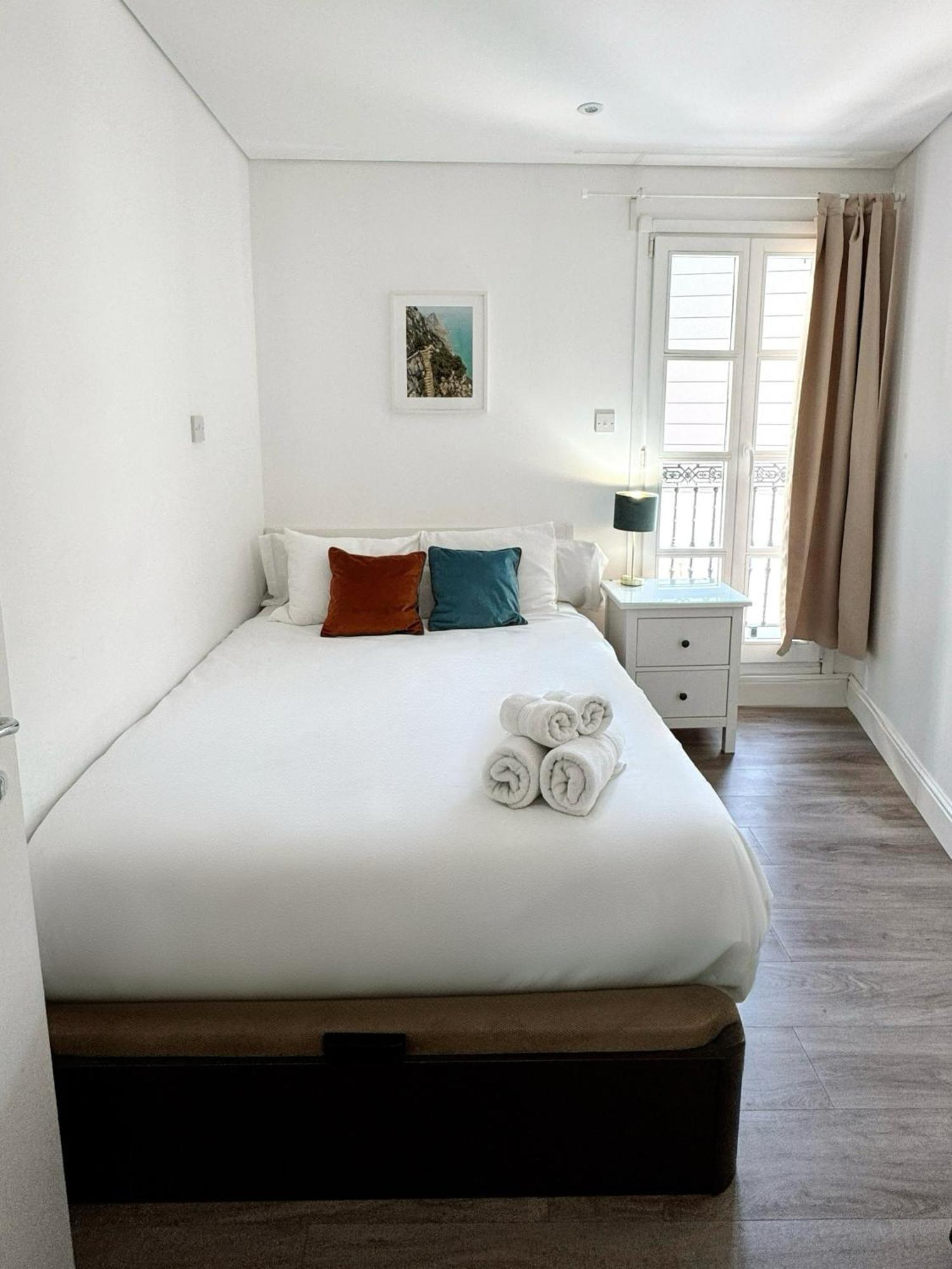 Deluxe City Centre Two Bedroom - Grand Central House Gibraltár Kültér fotó